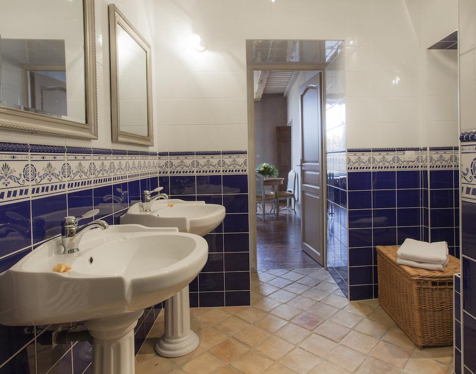 Hotel Cote Cour Chambres D'Hotes Bourg-Saint-Andeol Room photo